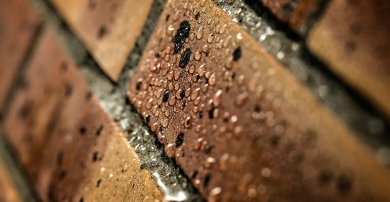 hoe-werkt-een-vochtbarriere-langs-buiten-in-de-praktijk